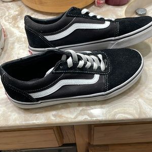 VANS Ward Blk/Wht Youth 6.5 Women’s 8
